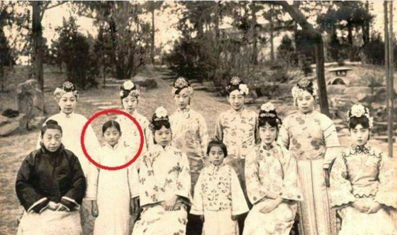 完颜自小像个白雪公主一样,皮肤白皙,长相精致,性格也极为乖巧懂事.