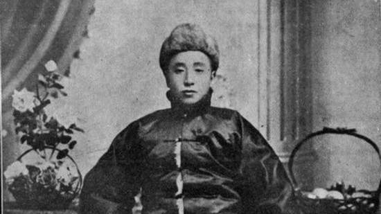 他出生在梨树县蔡家镇大榆树村.