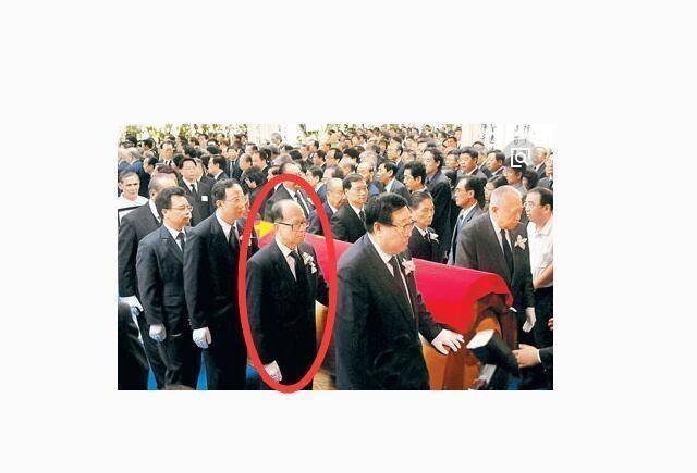 民族脊梁:千亿资产全上交,一生无房无车,去世李嘉诚扶棺送行
