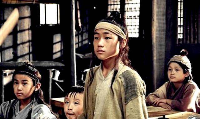 陪伴在岳飞墓旁边的岳云,到底是养子还是亲子?其中究竟有何隐情