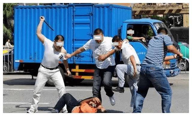 打人事件再现,西安大学生被4人踩头踢胸,官方回应耐人寻味