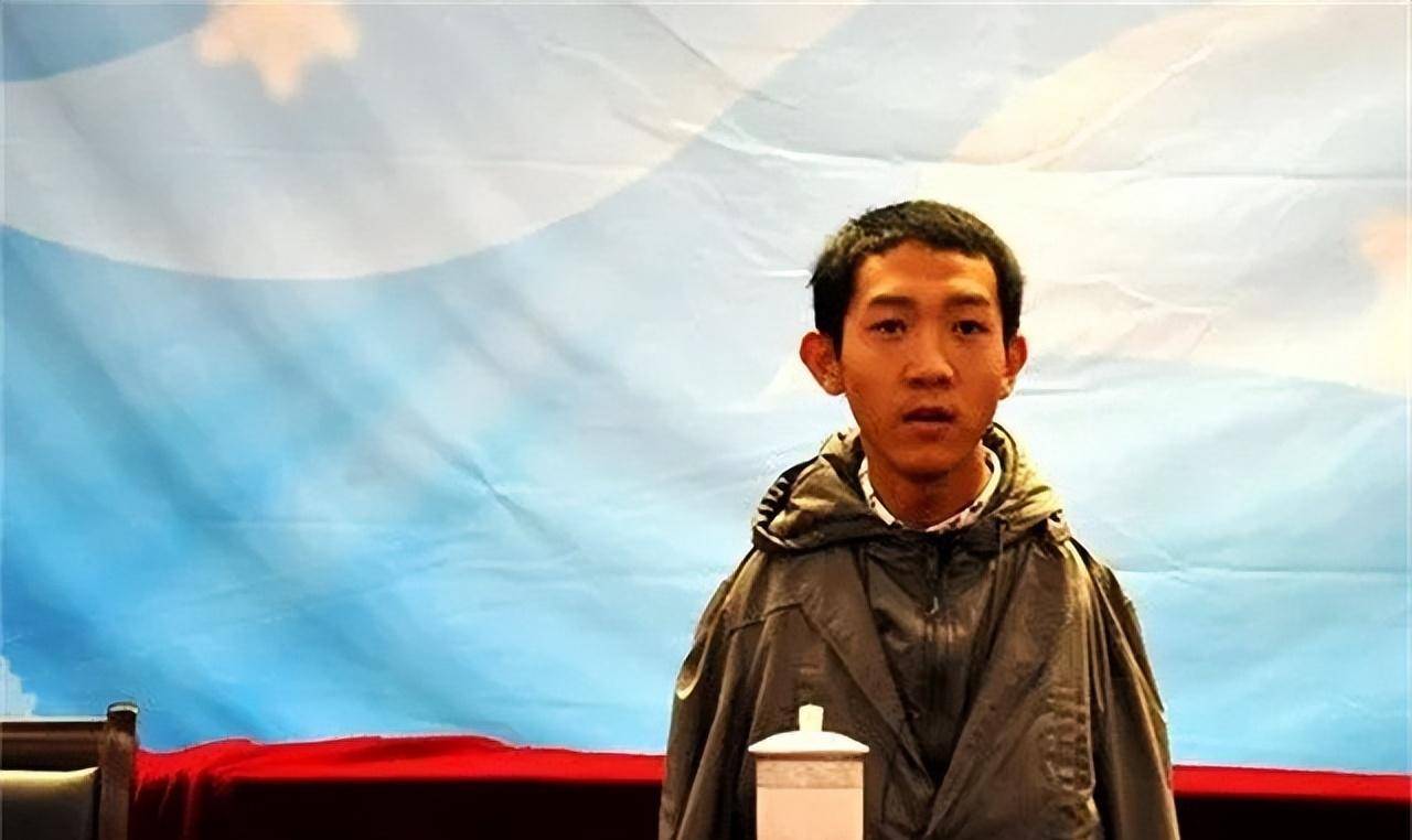 无臂少年彭超:6岁失去双臂,用双脚高考进川大,今已通过法考