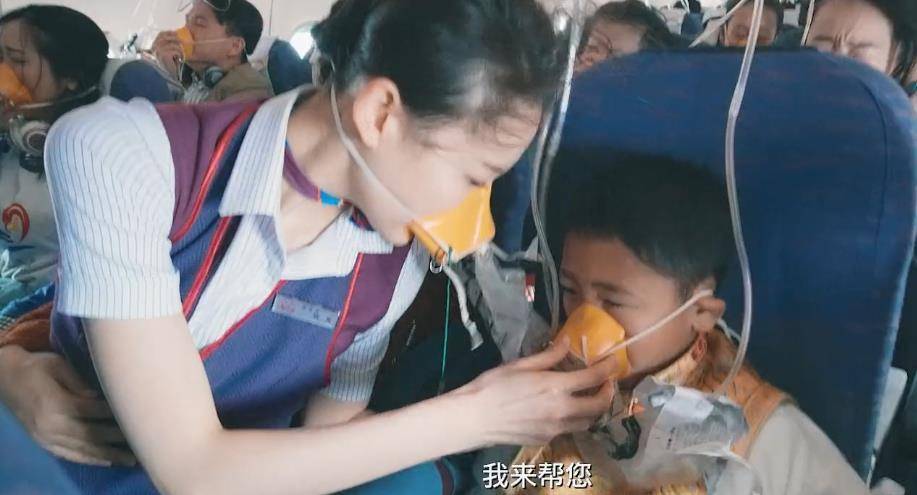 原创中国机长原型刘传健:34分钟紧急迫降救128人,亲历者含泪感谢
