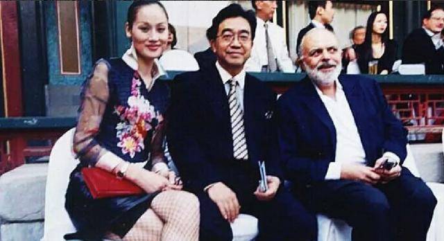 陈逸飞的爱情就是这样,在单身多年后,他遇到了年轻的模特宋美英