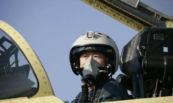 1983年入伍,先后任飞行员,大队长,副团长,成都军区空军装备部副部长等