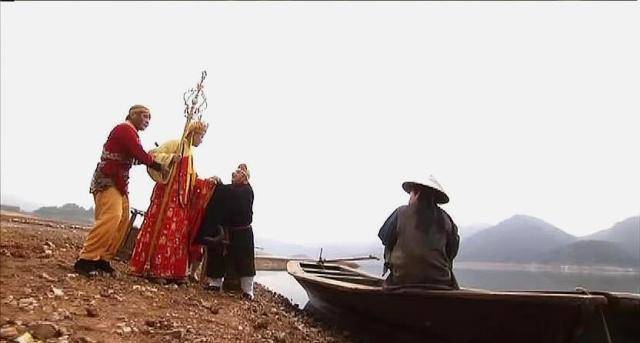 这时老艄公大约哈哈大笑,说出一番话来:原来他这船有点奇怪