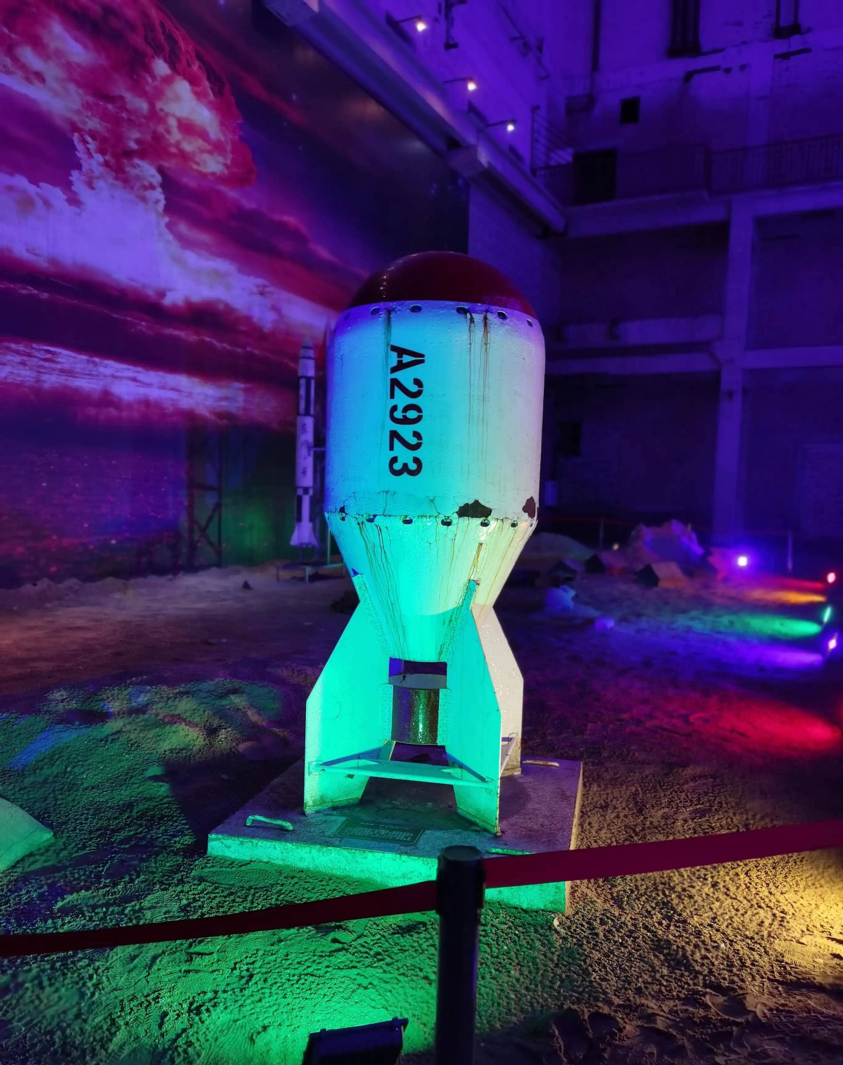 看着这原子弹不大,但是威力可是巨大的,它让我们挺直了腰杆.