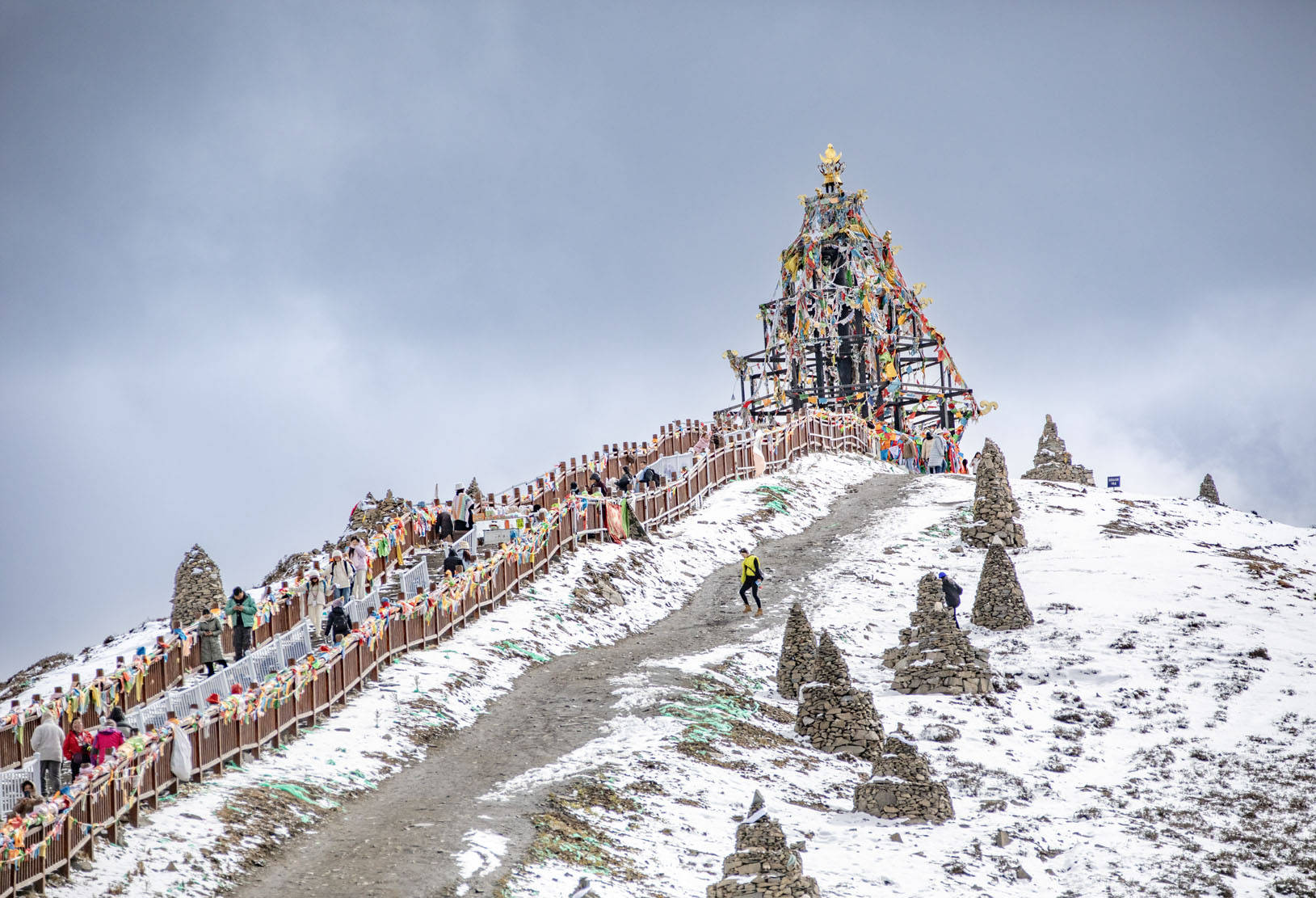 四川康定:大庆市摄影大篷车走进四川省甘孜州折多山垭口创作