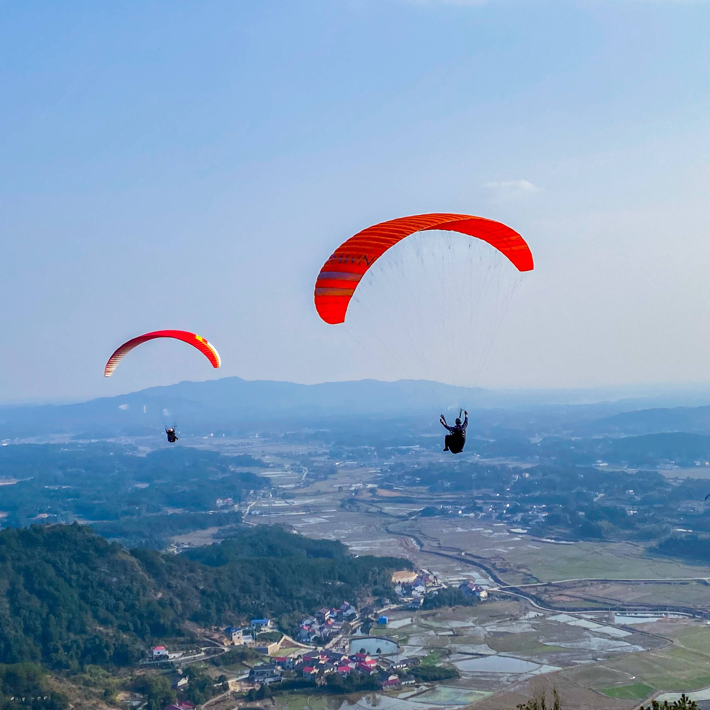 来长沙市黑麋峰滑翔伞基地体验自由飞翔的快乐