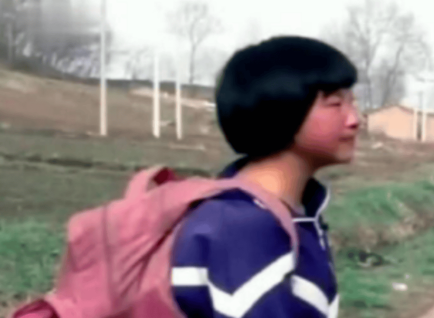 纪实:变形记苦命女孩,拒绝城市爸爸收养,未成年结婚生子19岁去世