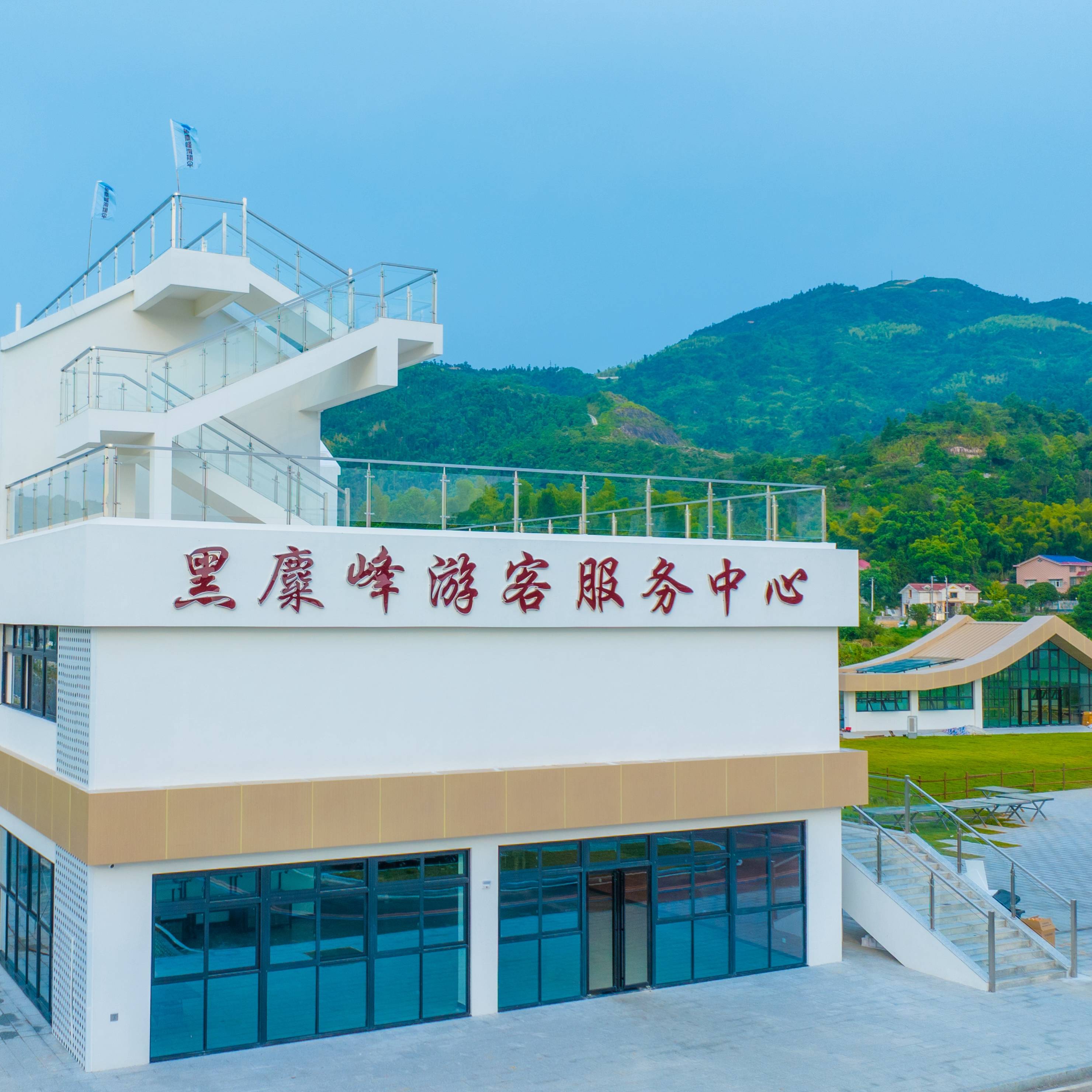 来长沙市黑麋峰滑翔伞基地体验自由飞翔的快乐