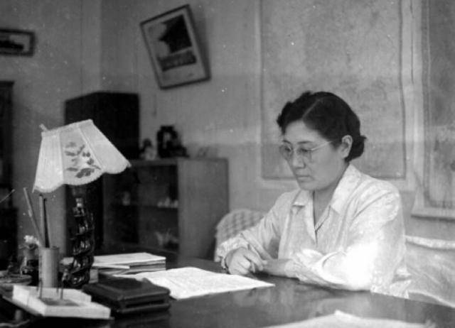 黄永胜妻子,19岁参军入伍,为妇女工作奋斗一生,合葬园林中