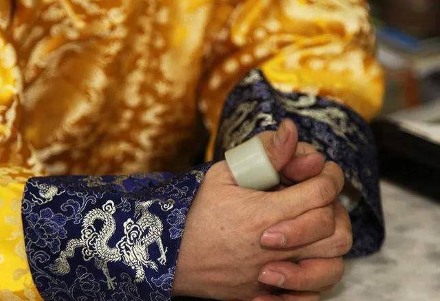 "乾隆七世孙"恒绍,手戴3亿祖传扳指高调祭祖,他到底要干啥?