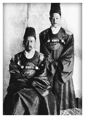 与此同时,她还让高宗立即将刚刚出生的李坧封为王世子,并最终得到了