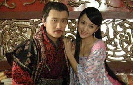 大臣突然被皇帝封侯,出宫后他抬头望天,立刻醒悟:我只能自杀了