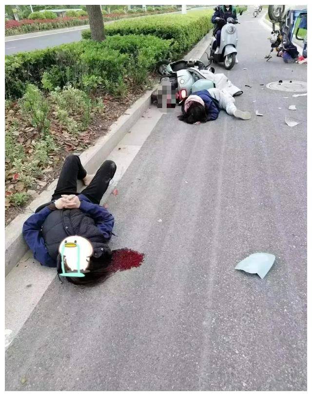 车祸惨不忍睹,头破血流,身体扭曲画面不忍直视看着揪心