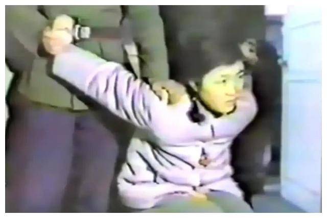 年轻姑娘因与多人发生关系被判处死刑,曾向法官求饶判死缓