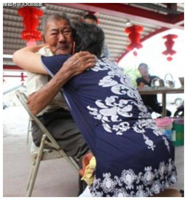102岁台湾老兵耗时66年找到女儿,女儿伸手搀扶他,却被一把推开