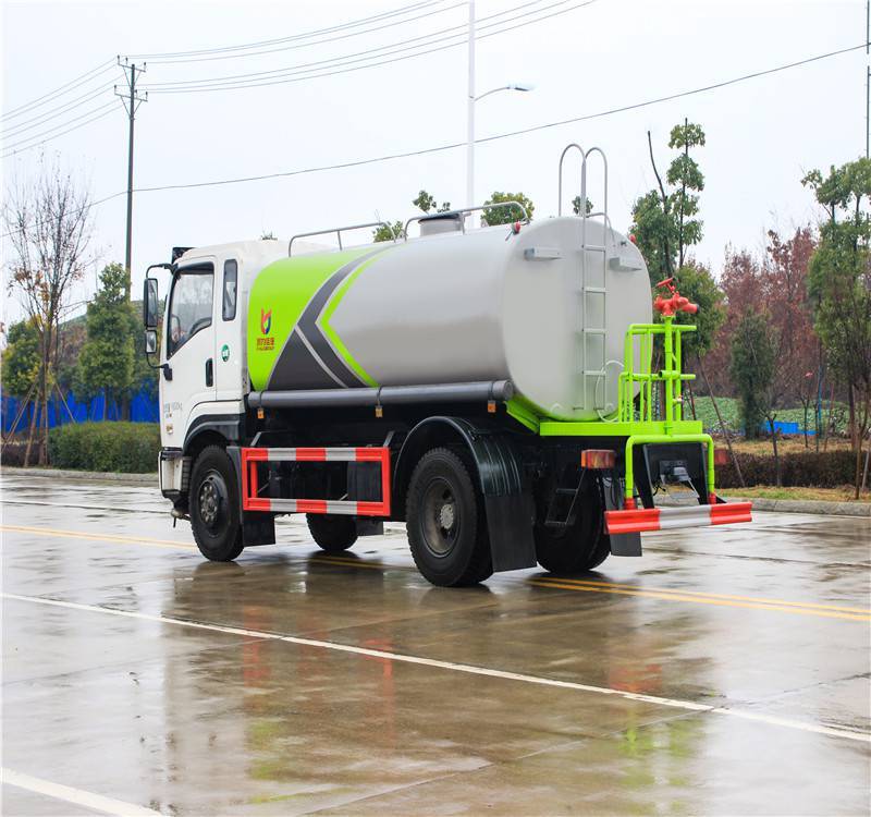 常见的洒水车有小型,中型和大型,不