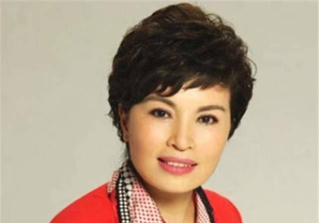 央视主持李瑞英,儿子坠楼仍坚持工作,"六亲不认"的背后是伟大