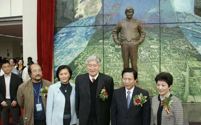 韩培信很看好这位年轻人,只要有机会能够让他学到知识都会带在身边,就