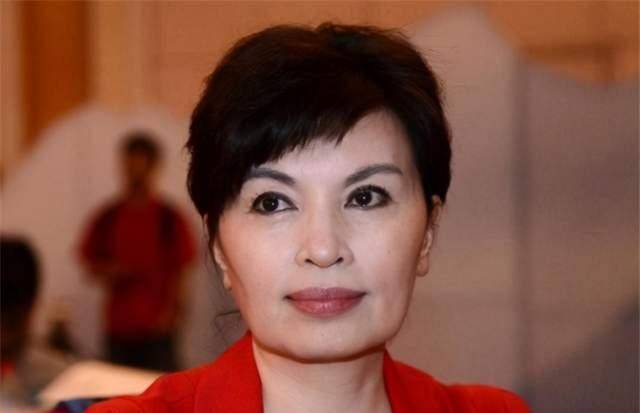 央视主持李瑞英,儿子坠楼仍坚持工作,"六亲不认"的背后是伟大