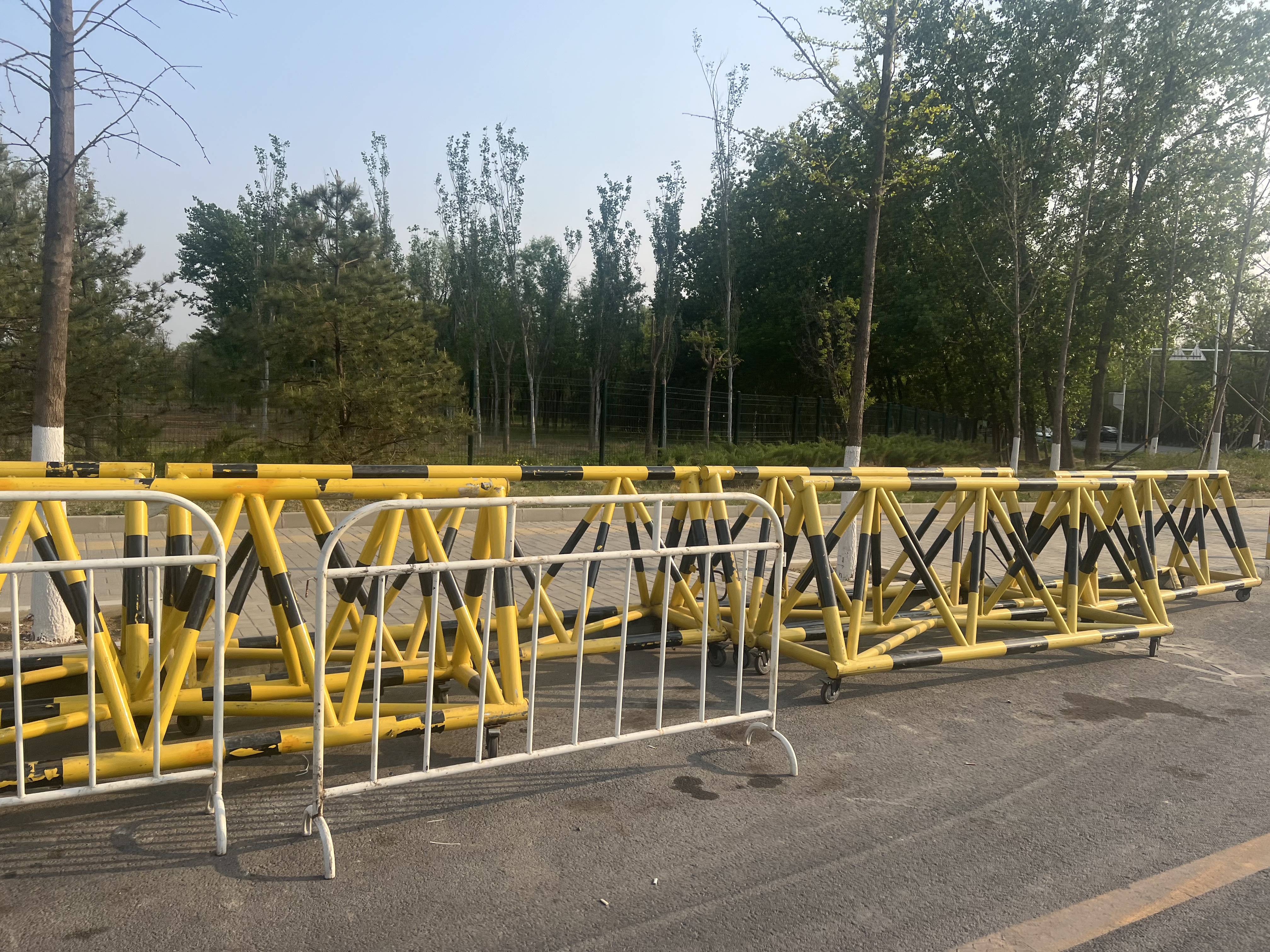 移动拒马作为一种交通设施,其主要功能是什么?