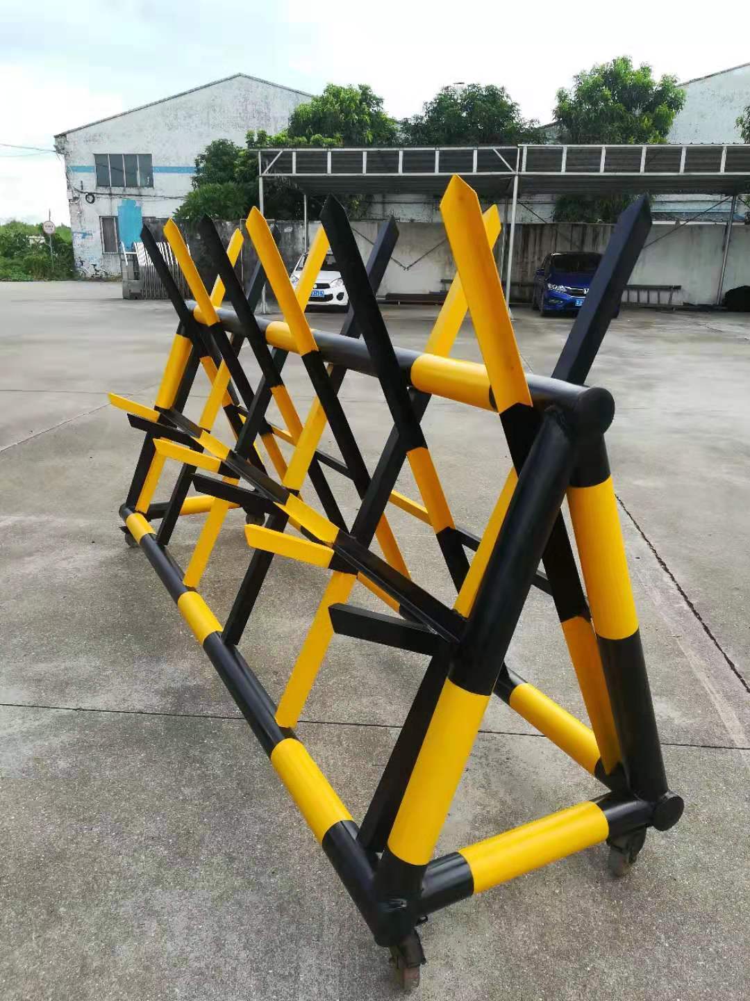 防撞拒马在实际应用中，如何正确安装和移动移动拒马以确保其防护效果？_护栏_进行_焊接