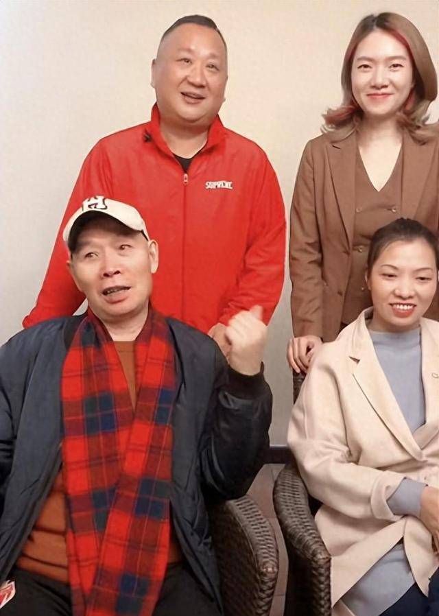 成都男神李伯清,第二任妻子年轻漂亮,知性优雅