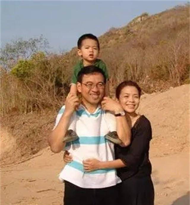 央视主持人朱迅:49岁瘦成一片树叶,19岁儿子帅过老爸