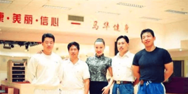 2001年,中国初代"健身女皇"突然身死,身上出现大片红紫伤痕