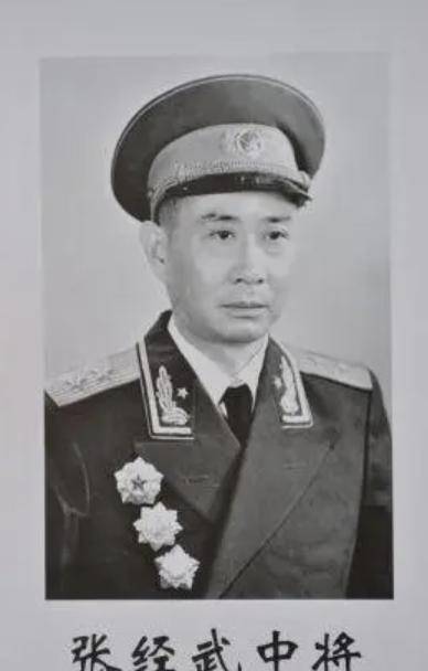 他在西藏主政13年，55年授上将却主动降为中将，享年65岁_张经武_军校_国军