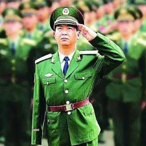 断臂将军左手敬礼,战场上走出的真英雄,人民应该记住他:丁晓兵