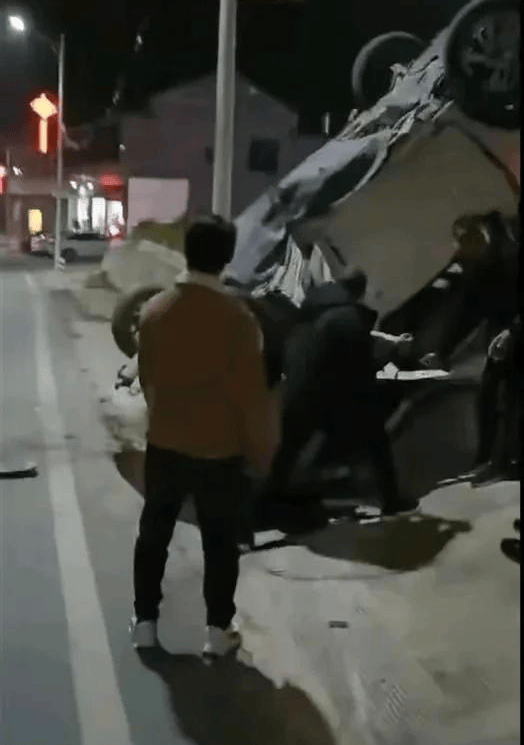 突发!湖南益阳车祸致1死2伤,小车倒扣护栏,原因曝出太惨烈