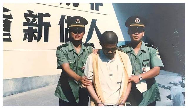 2013年,青岛黑老大聂磊被执行死刑,死前双腿瘫软被抬上行刑车