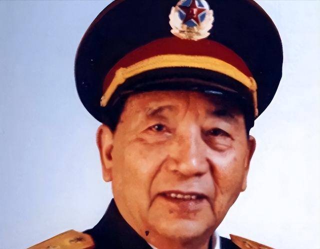 1987年,老山前线,秦天团长一张罕见留影,不愧是名将秦基伟之子_军事_生活_领导