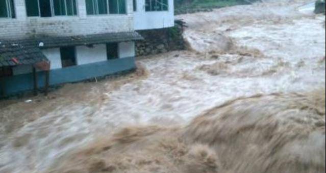 758河南水库溃坝事件,数万人睡梦中瞬间被吞没,仿佛人间炼狱