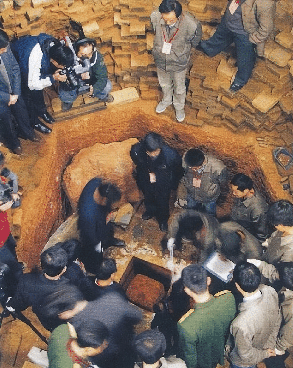 2000年千年雷峰塔重建,塔底发现一座神秘地宫,2件国宝重现天日