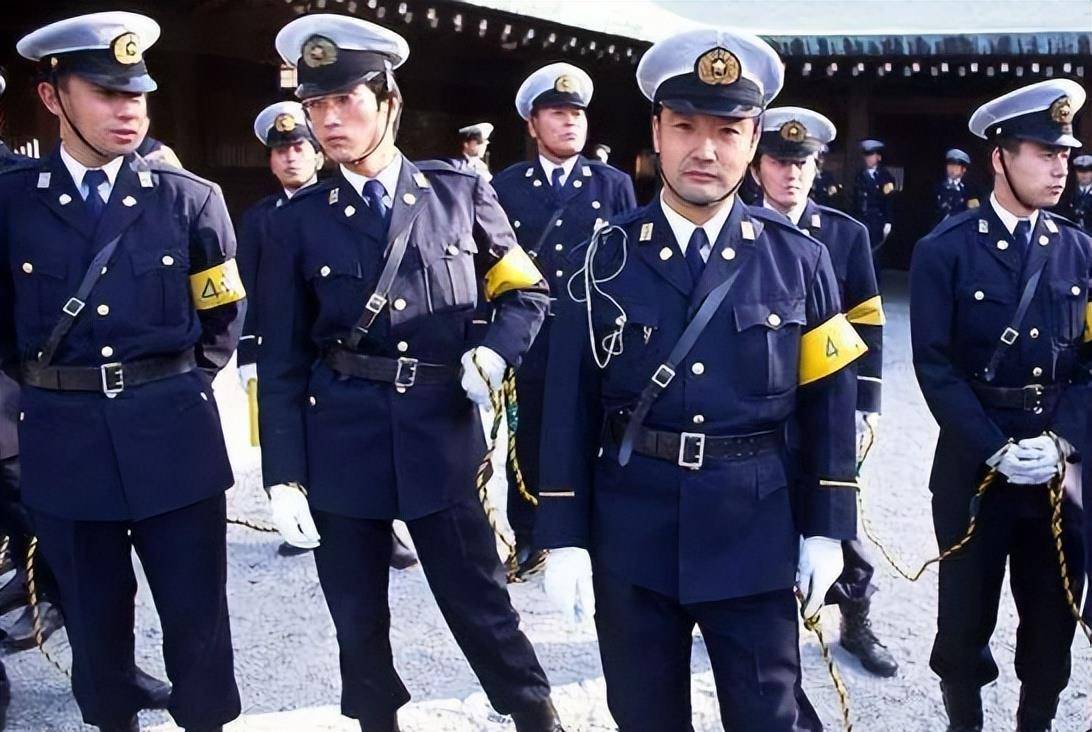 碍于银行雄厚的财力,警察们也是卯足了力气.