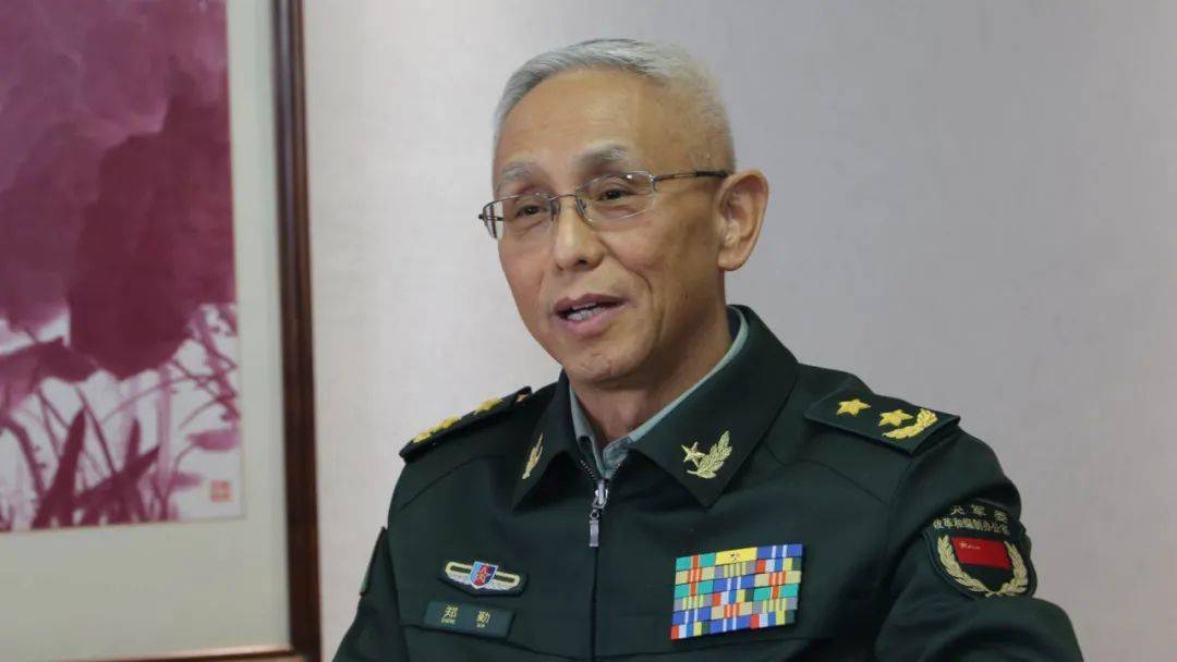 他是北京军区第三任司令员,40岁授中将,56岁被免职,儿子很出众