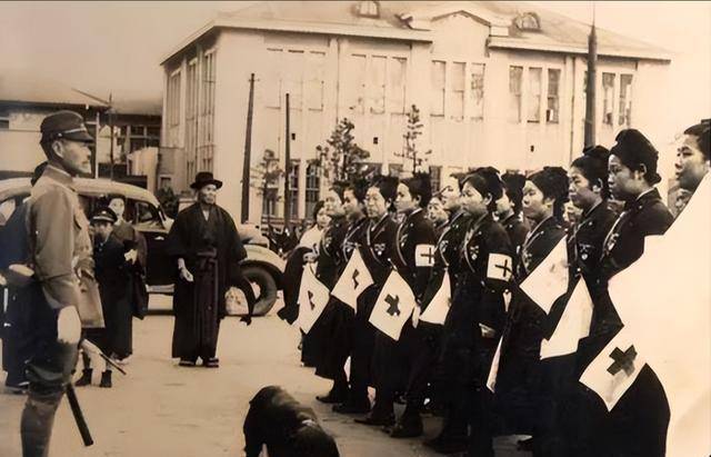 1945年五个女士兵熟睡，日本军官带来一群士兵：最后一课，献身！_依田_女兵_村民