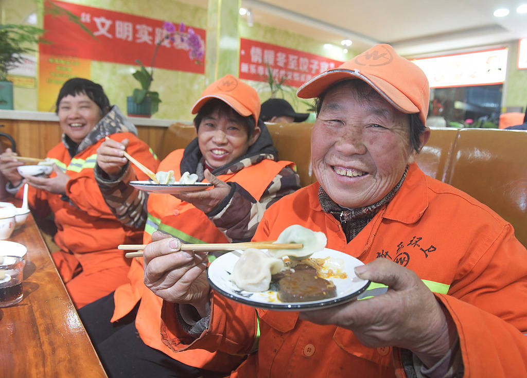 环卫工遭欠薪后满街垃圾无人清扫，谁的问题 