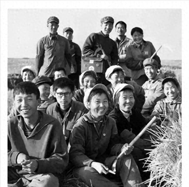 70年代女知青下乡旧照,最后一张颜值秒杀当今很多女明星 - 史海钩沉