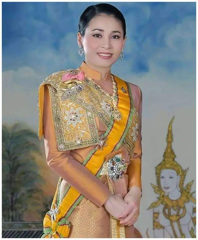 哇集拉隆功:荒唐无度的泰国国王,封小狗做元帅,爱上舞女和空姐
