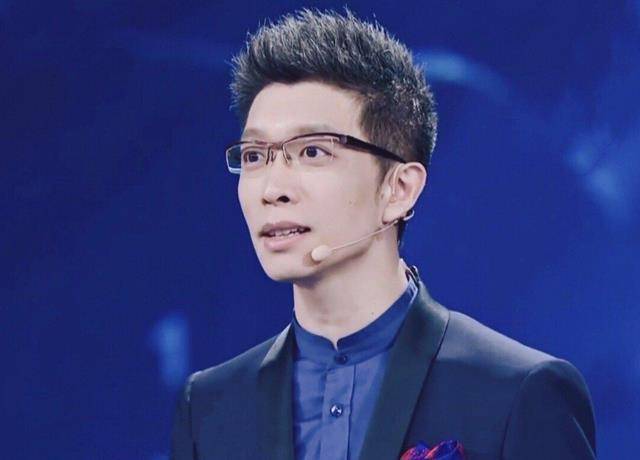 朱广权:高考落榜,在央视坐3年"冷板凳",靠段子赢得观众喜欢