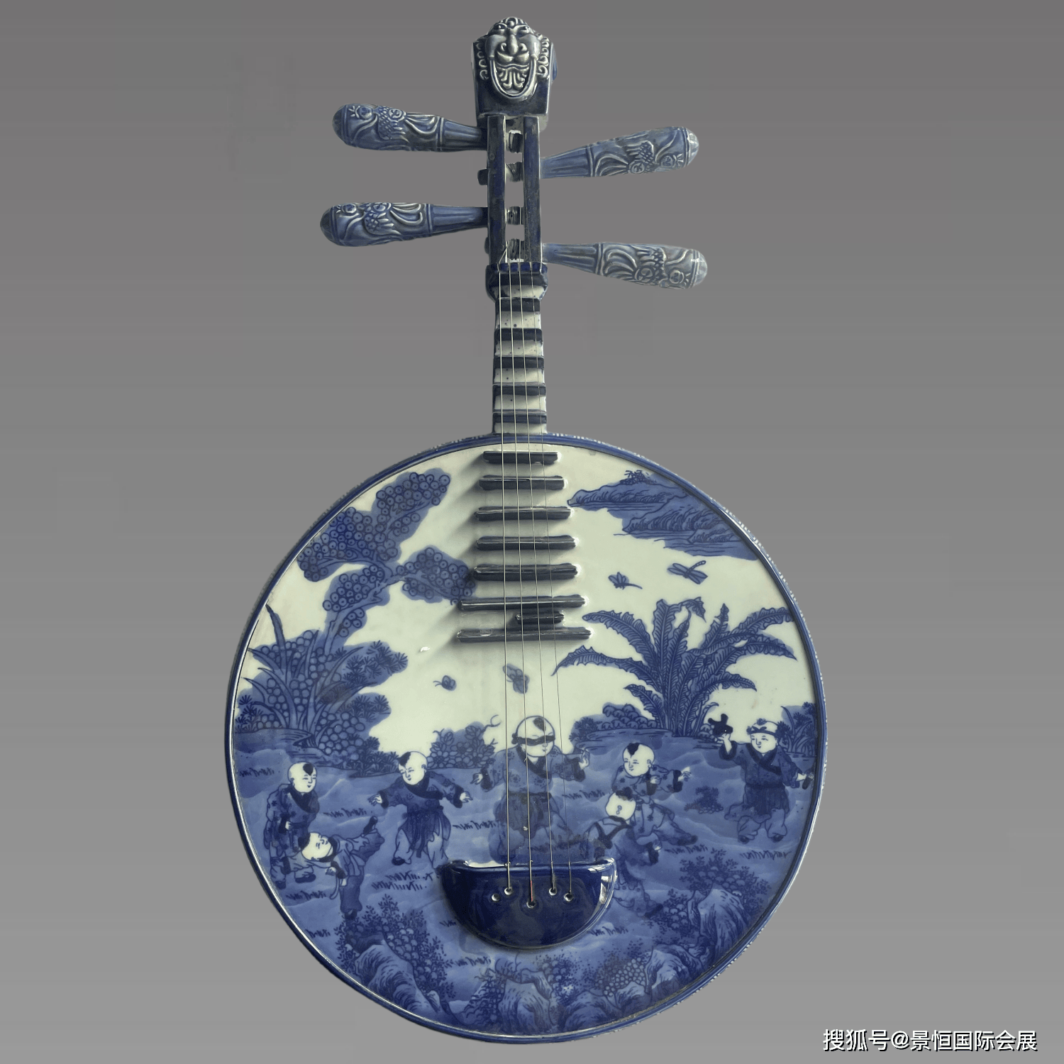 是中国历史悠久的主要弹拨乐器:"大清乾隆年制"款婴戏图青花瓷琵琶