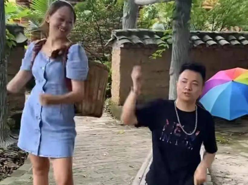 曾经走红的"连体夫妇",无腿丈夫另寻新欢,独臂阿娇一人带女儿_小波