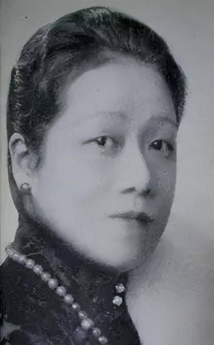 说宋霭龄是宋家最聪明的女人一点也不为过,因为其父亲宋耀如的关系,宋