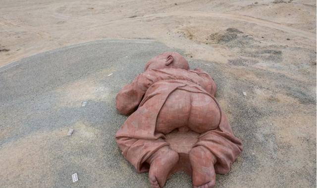 沙漠出现一个"巨婴",沉睡了近两年,游客表示很心疼