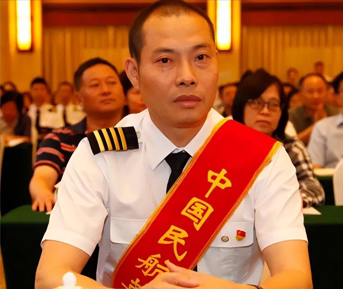 中国机长刘传健34分钟挽救128条人命,幸存者再见他当场泪奔